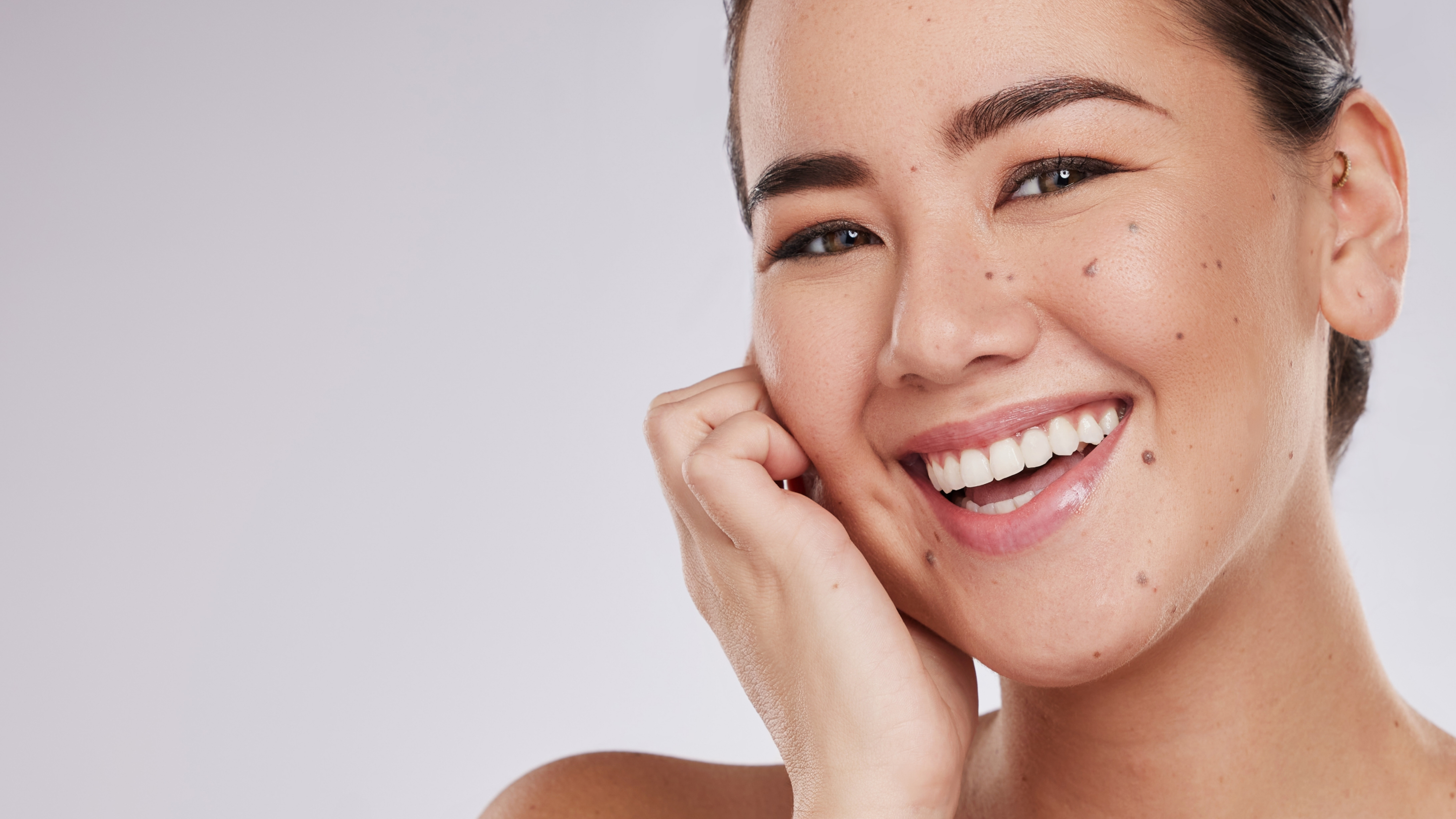 Retouch4me Apex Hero Banner Portrait of a smiling young woman with freckles, natural unretouched skin